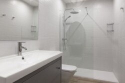 BAÑO 1 PRIMERA PLANTA