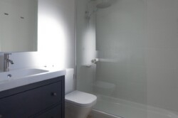 BAÑO 2 PRIMERA PLANTA