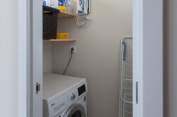 DISPONEN DE JABON Y SUAVIZANTE. ZONA DE LAVADORA SECADORA CON PLANCHA Y TENDEDERO. DISPONEN DE JABON Y SUAVIZANTE.