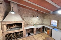 BARBACOA Y COCINA CON PEQUEÑA NEVERA.