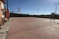 JUSTO AL LADO DE LA CASA ESTA ABIERTA LA ZONA DEPORTIVA. (en la casa hay pelota de basquet y fútbol). CAMPO FUTBOL Y BASQUET JUNTO A LA CASA DISPONIBLE.