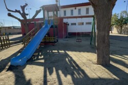 JUNTO A LA CASA ESTA EL PARQUE DE JUEGOS. PARQUE JUEGOS JUNTO A LA CASA DISPONIBLE